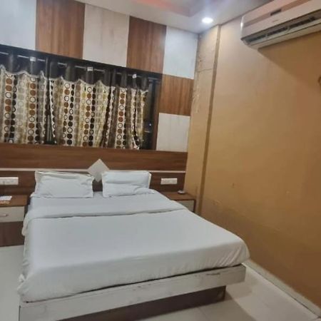 Hotel Jay Bhawani อาเมดาบัด ภายนอก รูปภาพ