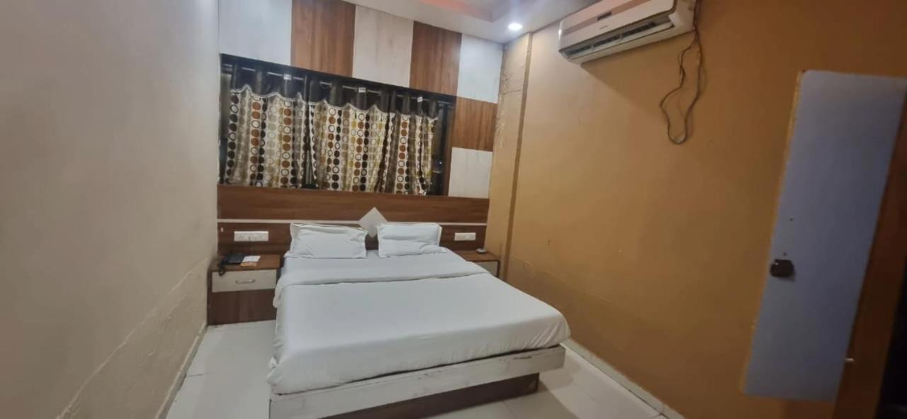Hotel Jay Bhawani อาเมดาบัด ภายนอก รูปภาพ